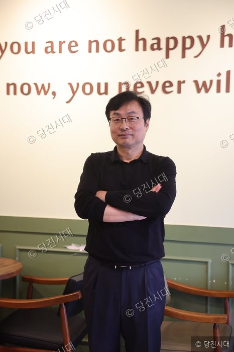 ㈜엠텍 내부에서 한 관계자가 팔짱을 낀 채 서 있다.