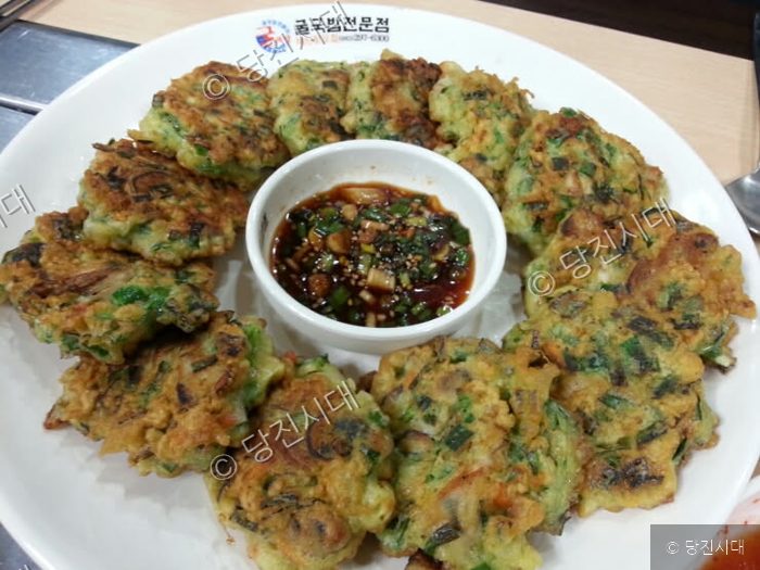 바다내음 가득한 굴 요리를 선보이는 음식점의 모습이다.
