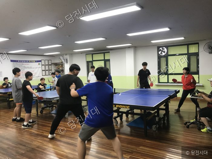 청소년들이 합덕청소년문화의집에서 탁구를 즐기고 있다.