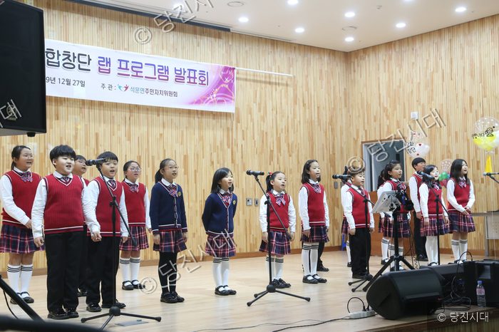 어린이들이 합창 발표회에서 노래를 부르고 있다.