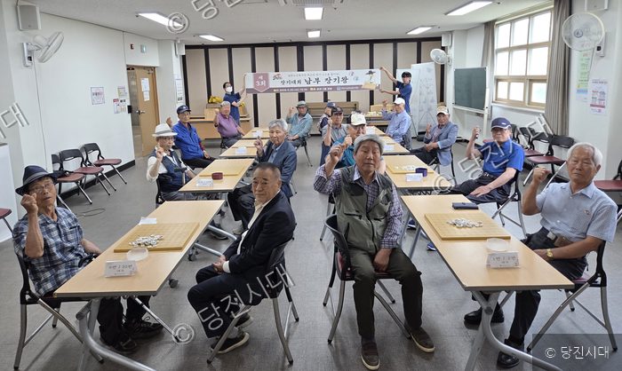 당진시남부노인복지관에서 박미경 관장 등이 제3회 남부 장기왕 장기대회를 열고 포즈를 취하고 있다.