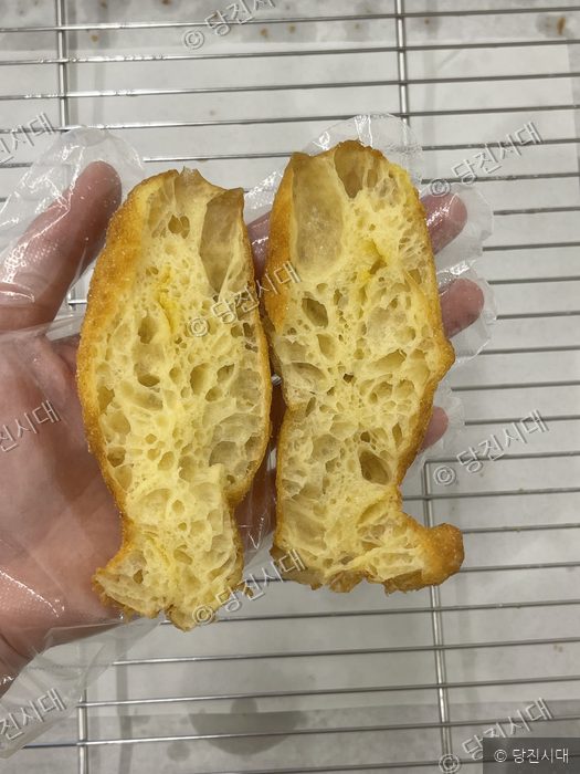 행복한찹쌀꽈배기 당진점 대표가 꽈배기 단면을 보여주고 있다.