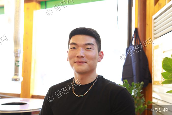 당진시 청룡길 66을 운영하는 이태성 대표가 밝은 미소로 카메라를 보고 있다.