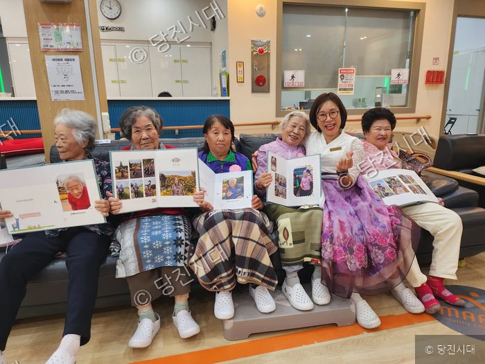 어버이날을 맞아 이옥화 센터장 등이 직접 제작된 기념 앨범을 펼쳐 보이고 있다.