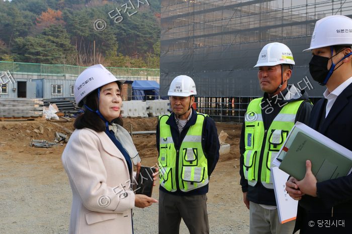 정은영 교육장이 당진교육종합센터 신축 공사 현장을 점검하고 있다.