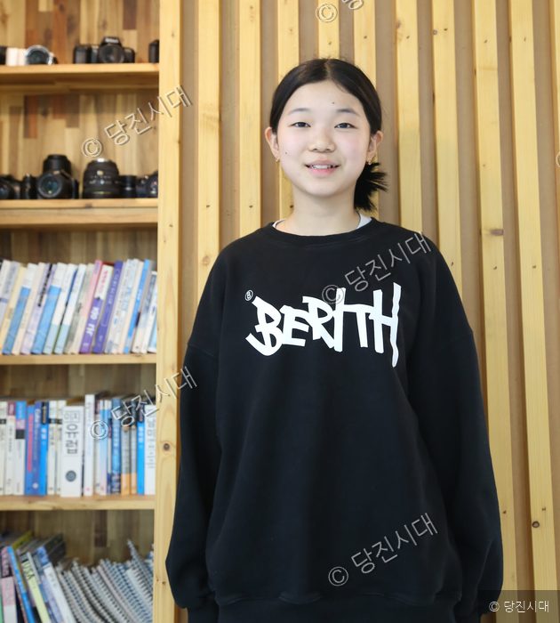 서정초등학교에 다니는 이예원 학생이 카메라 앞에서 미소를 짓고 있다.