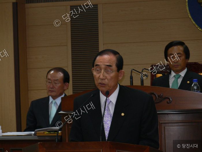 의회 본회의장에서 한 의원이 발언을 하고 있다.