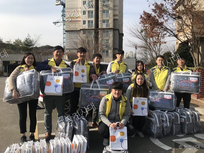미래엔서해에너지 임직원들이 가스 안전점검 및 방한물품을 전달하고 있다.