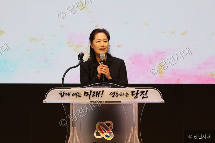 김민정 센터장이 강단에서 마이크를 잡고 발표를 하고 있다.