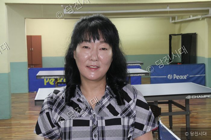 당진탁구장 김선주 대표가 환하게 미소 짓고 있다.