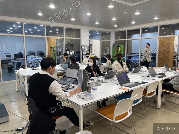 청년타운 나래에서 교육생들이 인공지능 입문자 과정을 수강하고 있다.