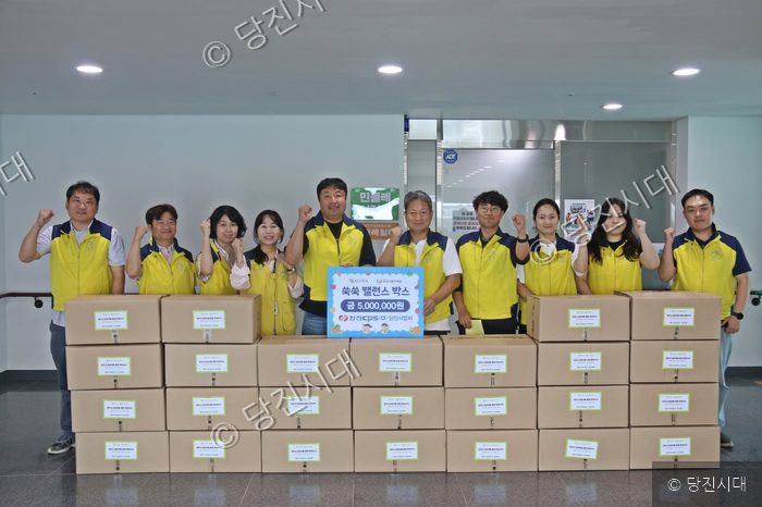 한전KPS 당진사업처 관계자들이 지역 내 결식아동을 위한 후원 물품 전달식을 진행하고 있다.