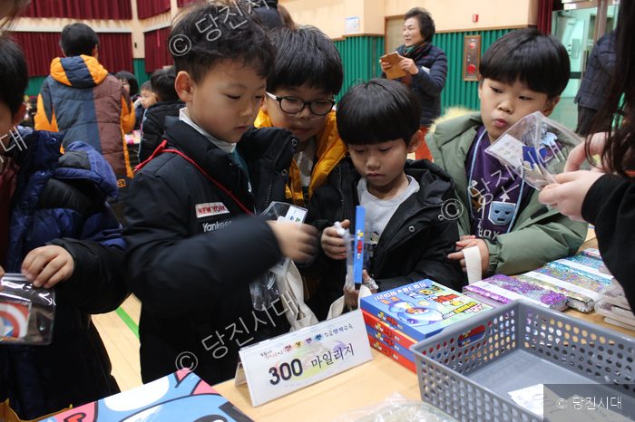 조금초 학생들이 마일리지 장터에서 물건을 고르고 있다.