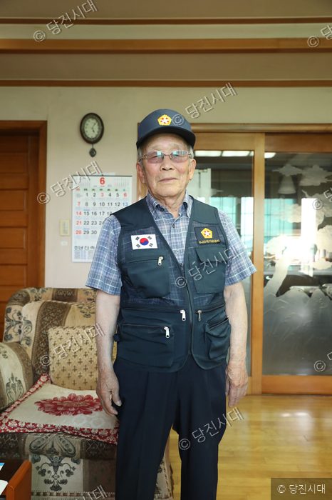 호국보훈의 달을 맞아 박윤식 옹이 기념 복장을 착용하고 포즈를 취하고 있다.
