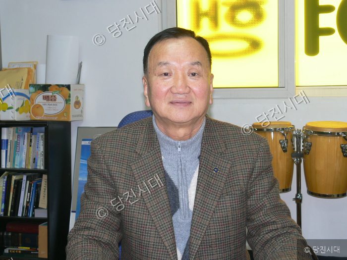 평화대사당진군협의회 이상욱 회장이 실내에서 포즈를 취하고 있다.