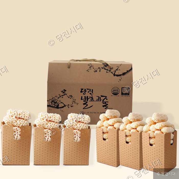 당진 발효과줄 선물세트와 과자 제품들이 놓여 있다.