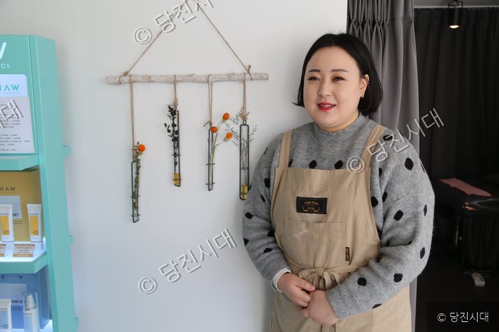 리즈뷰티 대표가 매장 안에서 포즈를 취하고 있다.