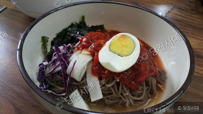 안섬메밀막국수에서 시원한 메밀국수를 그릇에 담아 제공하고 있다.