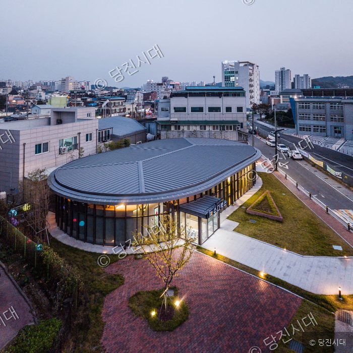 당진 청소년카페 수다벅스 2호점의 전경이 야간에 촬영되어 있다.