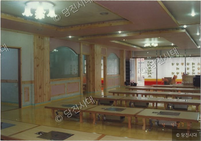 어느 식당의 내부 모습이 테이블과 함께 비치되어 있다.