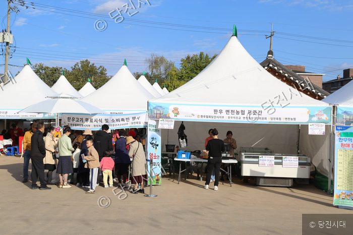 당진시 면천읍성 축제에서 한우 소비 촉진 행사가 열리고 있다.