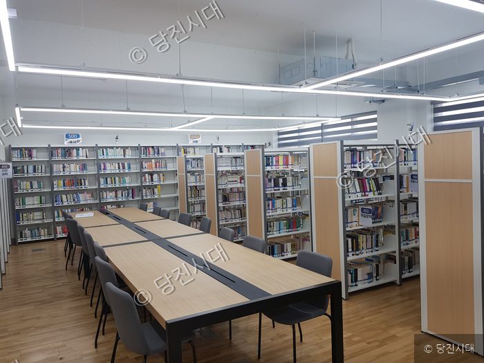 도서관 내부의 서가와 열람대 모습이다.
