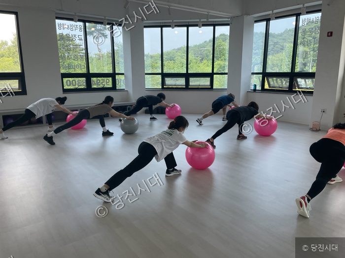 핏바디유 트레이닝센터에서 회원들이 짐볼을 이용해 운동을 하고 있다.