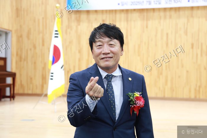 최장량 석문면체육회장이 손가락 하트 포즈를 취하며 미소 짓고 있다.