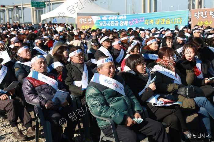 시민들이 모여 당진 땅 사수를 촉구하는 집회를 열고 있다.