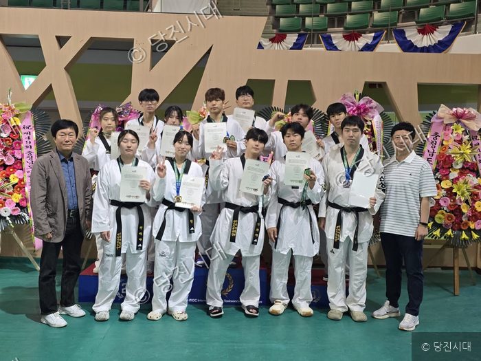 충남태권도협회장기 대회에서 종합 우승한 선수들과 관계자들이 기념 촬영을 하고 있다.