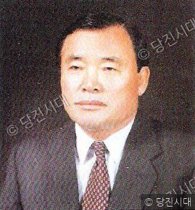 장준섭 씨가 정면을 바라보며 포즈를 취하고 있다.