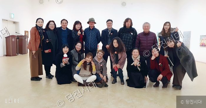 학동인 회원들이 당진에서 열린 전시회장에서 기념 촬영을 하고 있다.