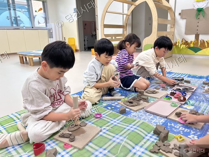 인병희 원장 등이 유치원에서 도자기 체험 활동을 하고 있다.