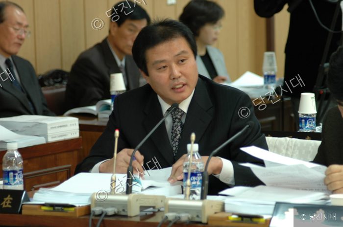 회의실에서 최수재 의원이 발언을 하고 있다.