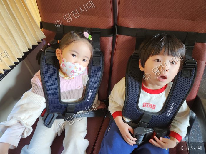 기지유 씨 등이 통학버스 안에서 안전벨트를 매고 앉아 있다.