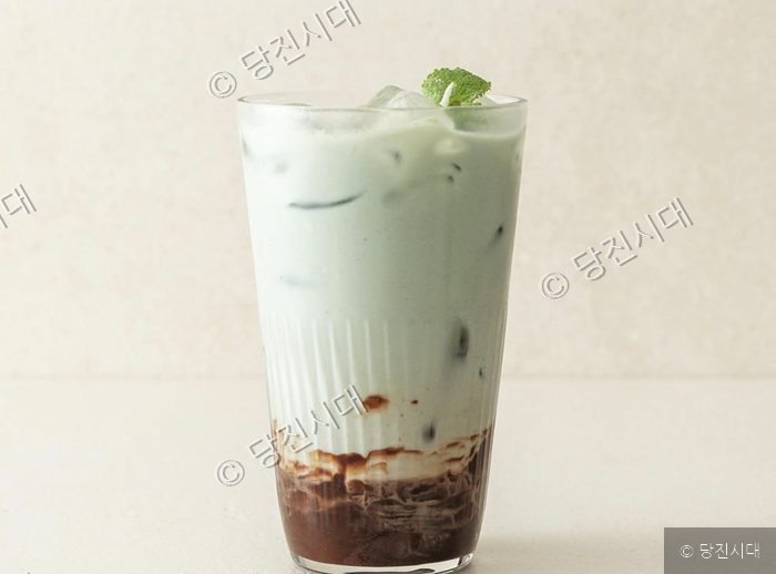 카페에서 민트슈패너 음료가 놓여 있다.