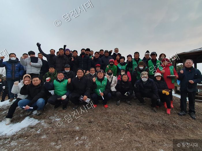 대호지면 자모산에서 주민들이 해맞이 행사를 기념하고 있다.