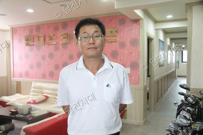 현대스크린골프 대표가 실내에서 포즈를 취하고 있다.