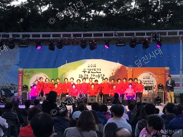무대에서 주민들이 합창 공연을 선보이고 있다.