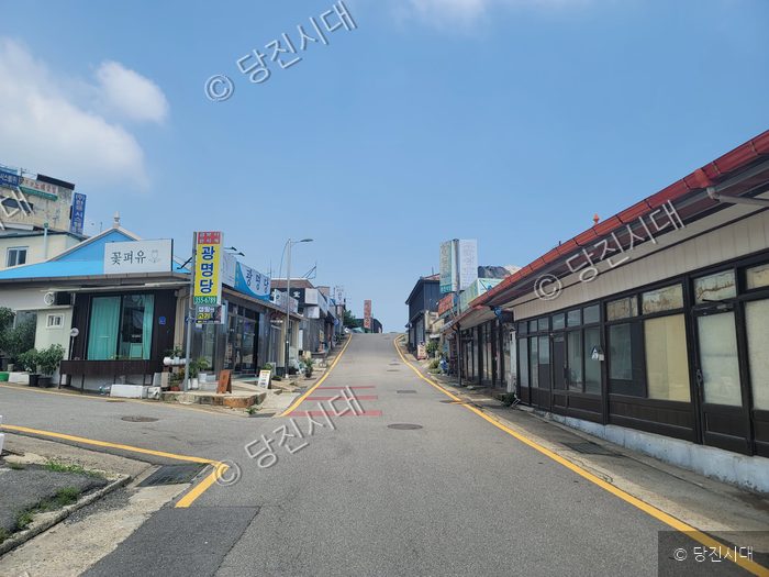 당진시 송악읍 기지시리의 한적한 마을 골목 풍경이 펼쳐져 있다.
