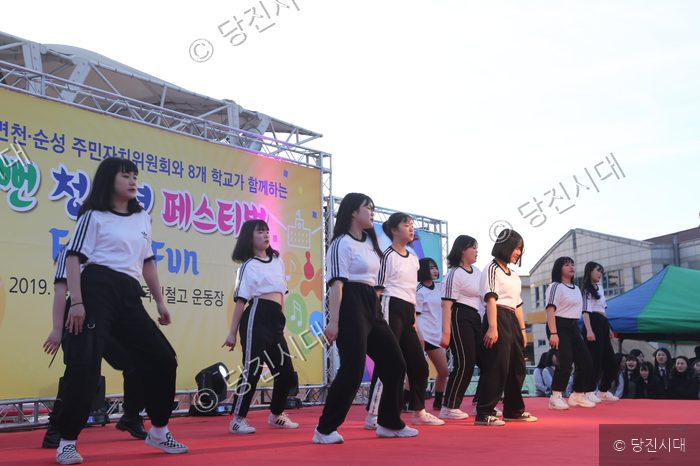 학생들이 무대 위에서 댄스 공연을 펼치고 있다.