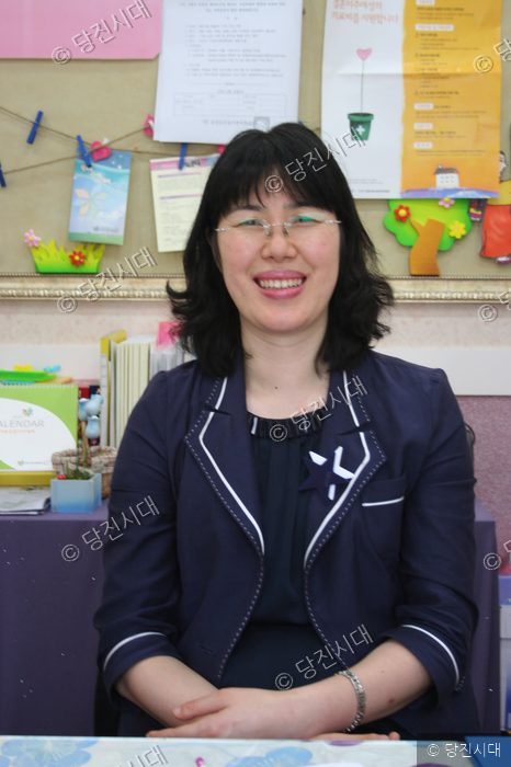 여성 참가자가 밝은 표정으로 카메라를 바라보고 있다.