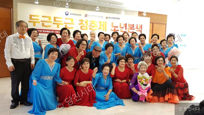 노인들이 청춘제 행사에서 단체로 기념사진을 찍고 있다.