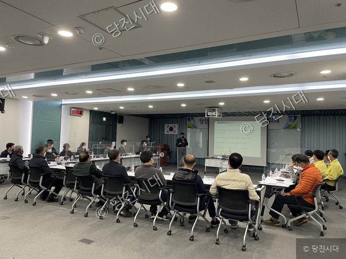 관계자들이 참석한 가운데 축사 악취 개선 협의회 회의가 열리고 있다.