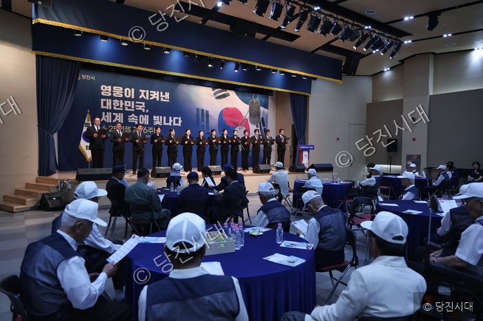 참전용사들과 시민들이 참석한 가운데 6.25 전쟁 기념행사가 열리고 있다.