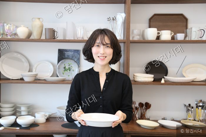살롱드마마 김정은 대표가 그릇을 선보이고 있다.