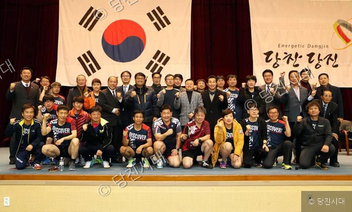 당진시 탁구대회 참가자들이 기념촬영을 하고 있다.