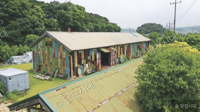 당진시 송산면 오도리에 예술창작 공간으로 활용 중인 옛 소금창고가 있다.
