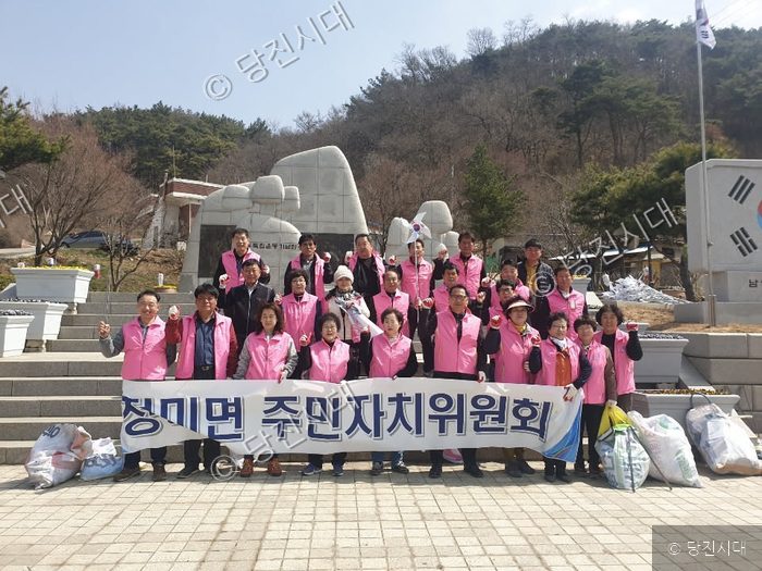 정미면 주민자치위원회 위원들이 기념촬영을 하고 있다.