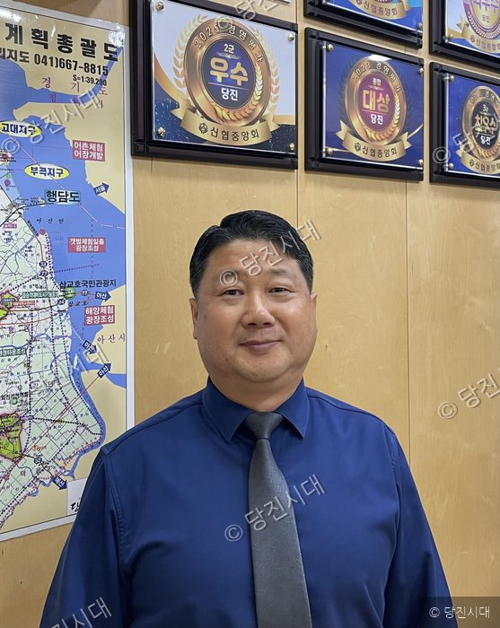 김동호 당진신협 본점 부장이 실내에서 포즈를 취하고 있다.